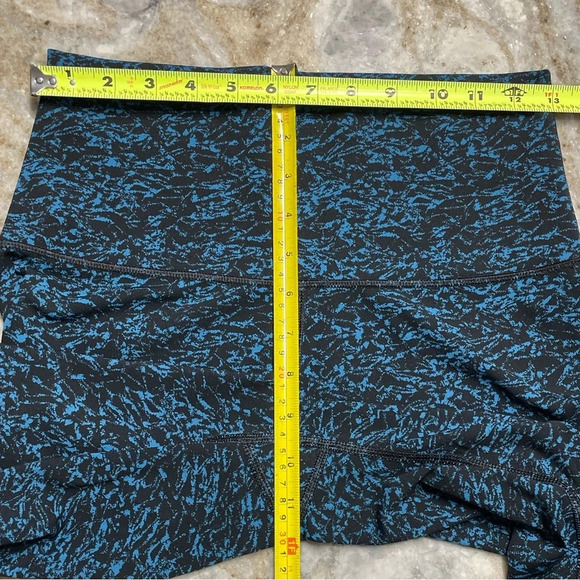 Like New Lululemon Wunder Under Crop (Hi-Rise) (21")
Iced Wave Capri Black W 8 - Picture 11 of 13